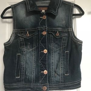 Medium wash denim sleeveless jacket